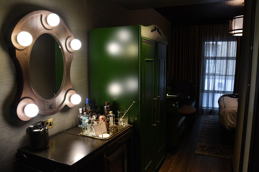 Bar, Spiegel und Schrank im Zimmer