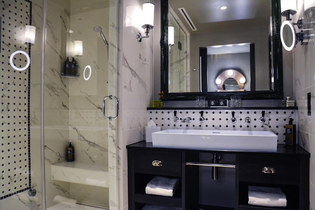 Badezimmer mit Marmorstein