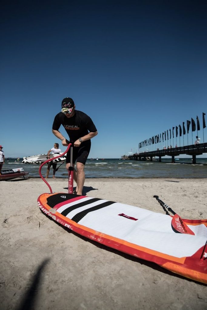 aufblasen des Stand Up Paddle Board in Scharbeutz