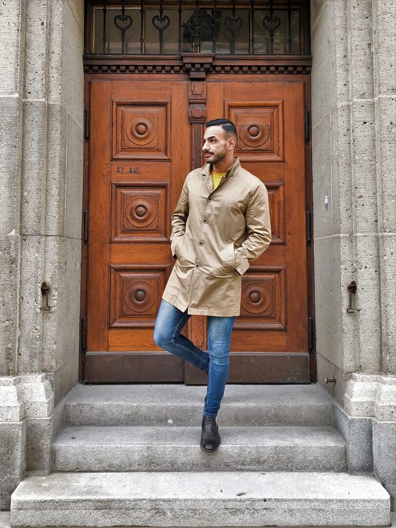 Casual Chich: beiger Trenchcoat mit einer Jeans kombiniert von Enis