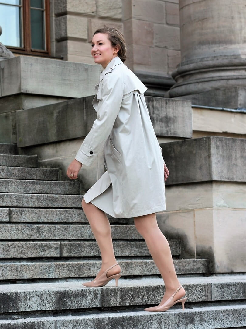 Der Trenchcoat eignet sich für Sie auch fürs Büro Outfit wie hier bei der Jana