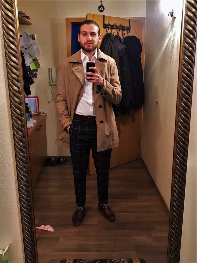 Normallänge beige Trenchcoat in einem klassischen Stil Kombo von Hakan