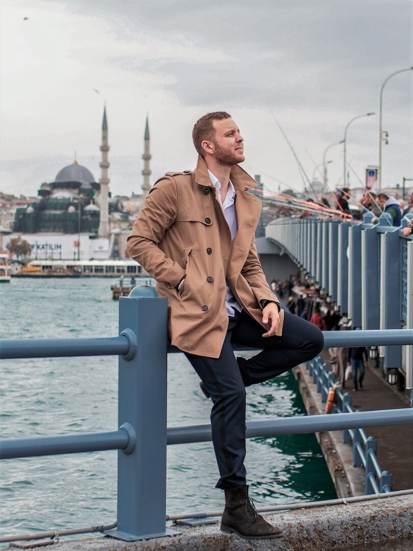 kurzer SUPERDRY Trenchcoat in Istanbul an der Galata Brücke