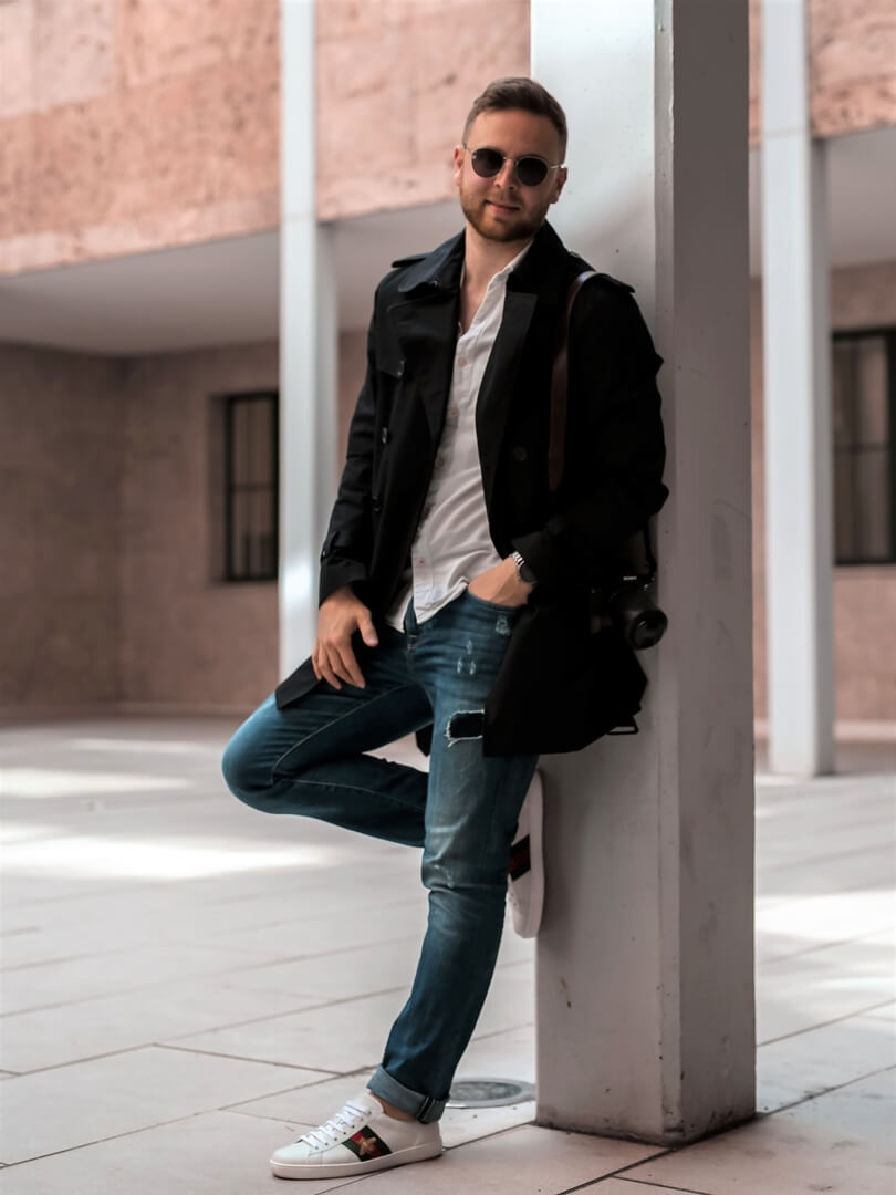 schwarzer SANDRO Trenchcoat; Beitragsfoto ein beiger Trenchcoat von IKKS