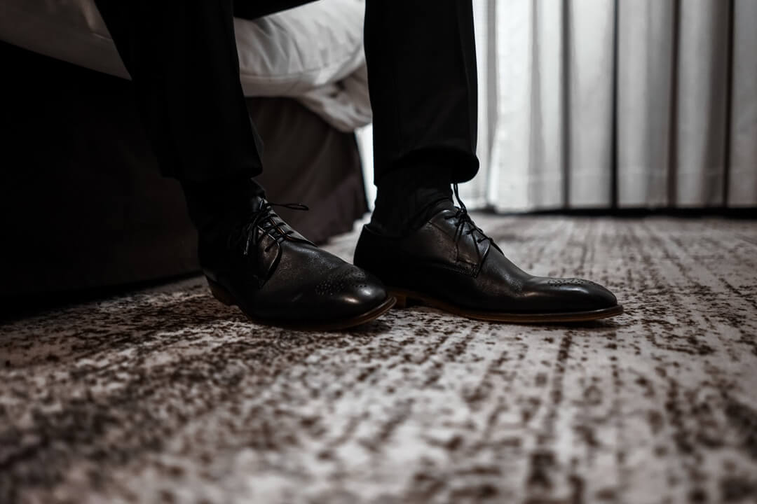 schwarze Business Schnürer passen sehr gut zu einem schwarzen Smoking