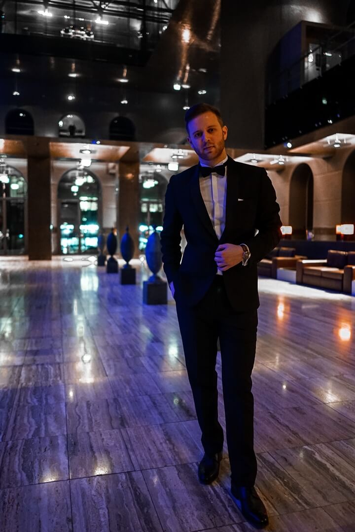 Herren Smoking in schwarz in der Lobby von Sofitel München Bayerpost
