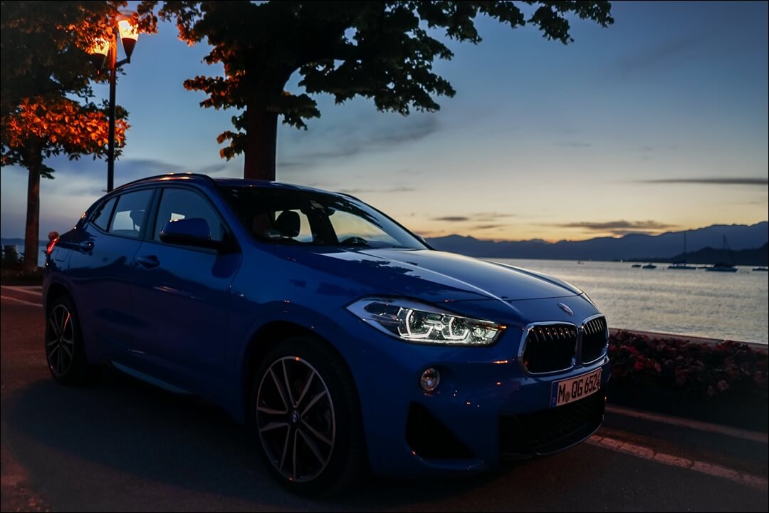 BMW X2 sDrive 20i M Sport in Misano Blau mit LED Scheinwerfern