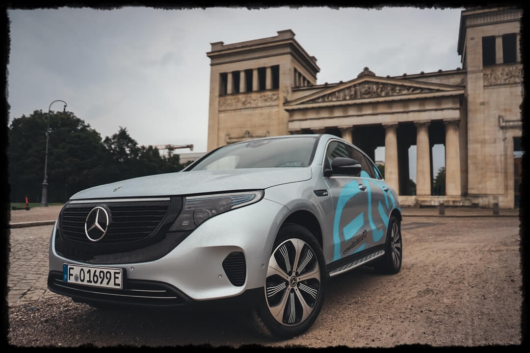 Mercedes Benz EQC 400 Frontansicht am Königsplatz - München