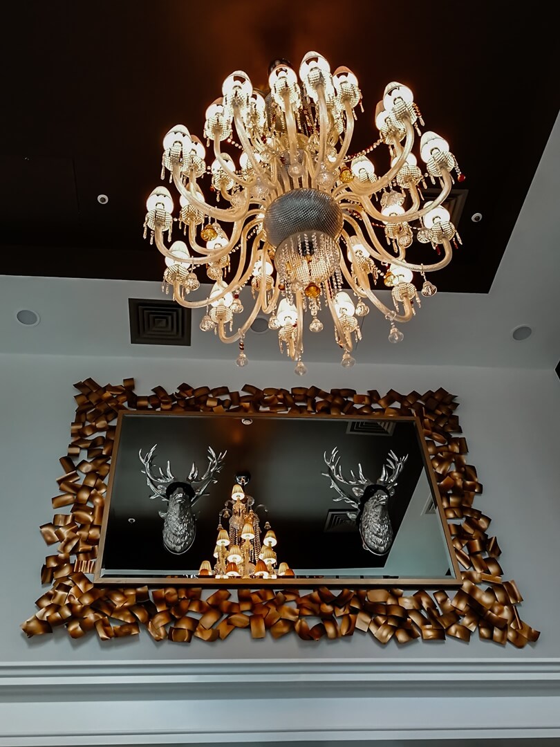 The Curtain Hotel London - Kronleuchte & Spiegel in der Lobby