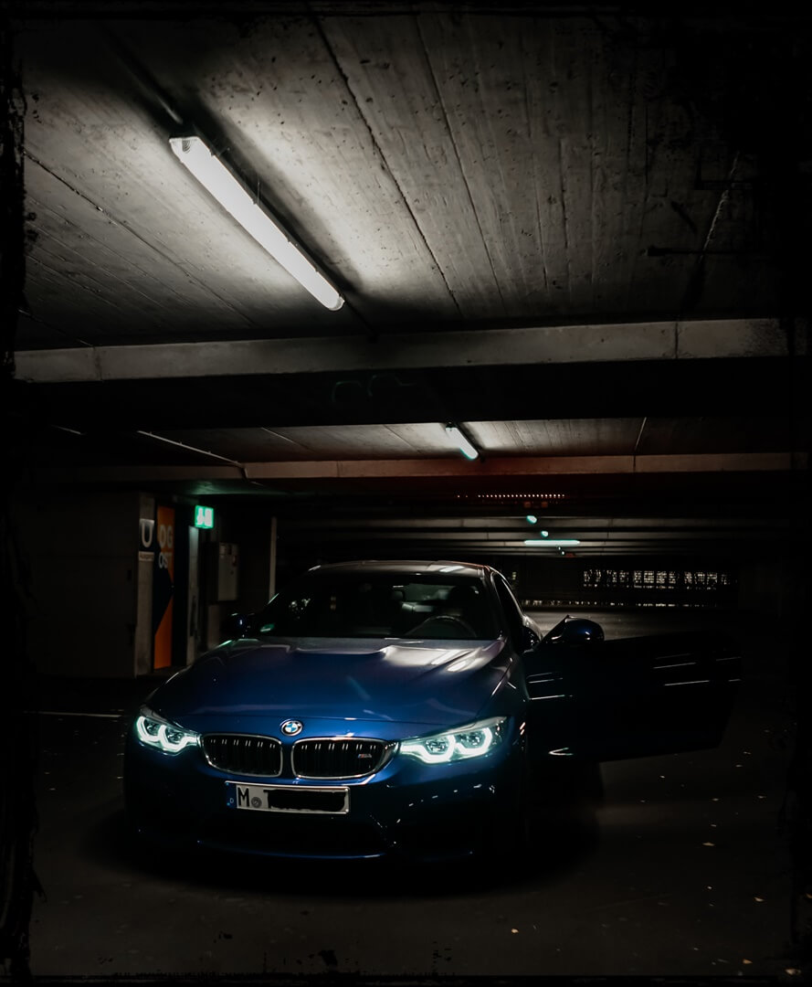 Fotos im Parkhaus des BMW M4 Coupé Frontansicht in München