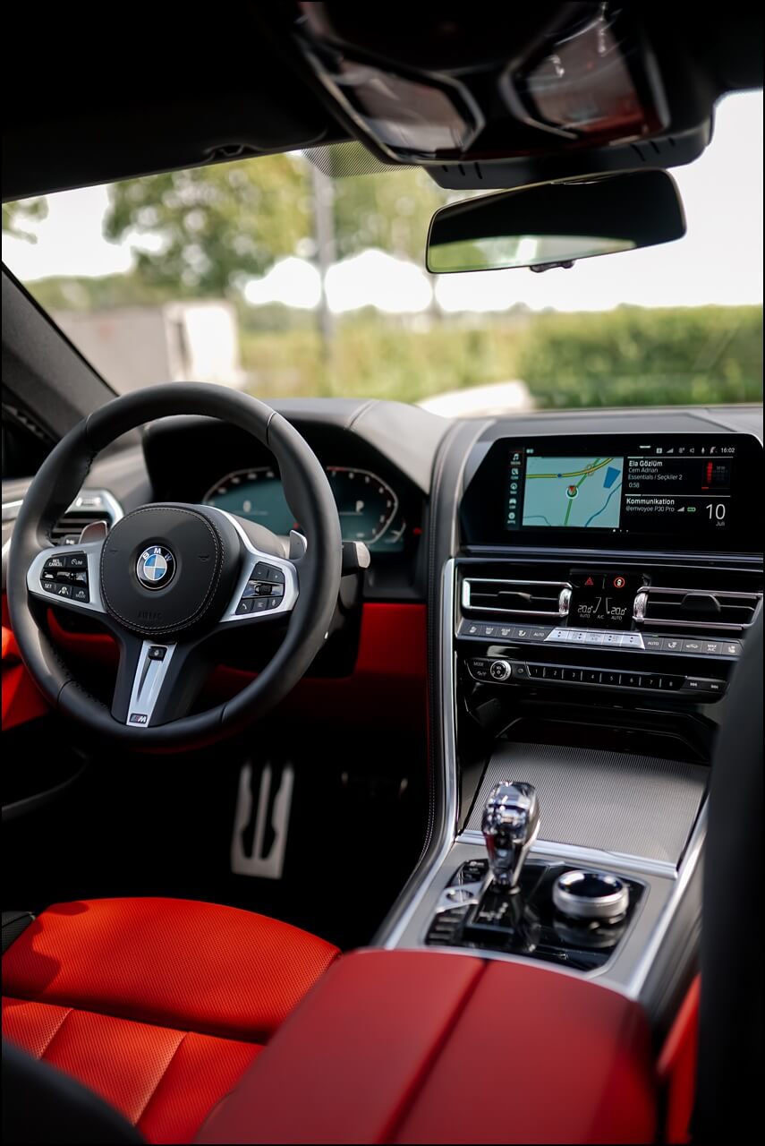 Interieur des 8er BMWs in Individual Lederausstattung in Merino Fionarot-Schwarz