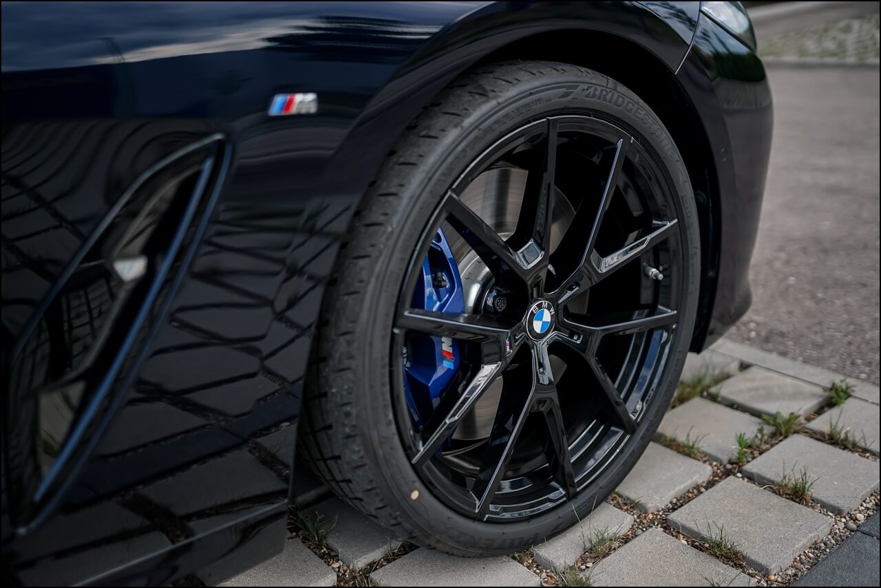 BMW 20" M LMR Y Speiche Sportreifen in der Farbe Jetblack & M Sportbremsen