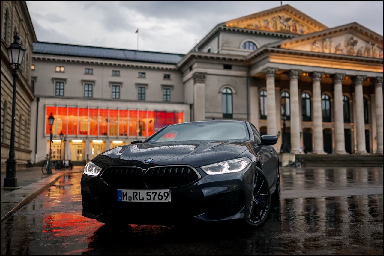 BMW 840i Frontansicht am Opernplatz in München