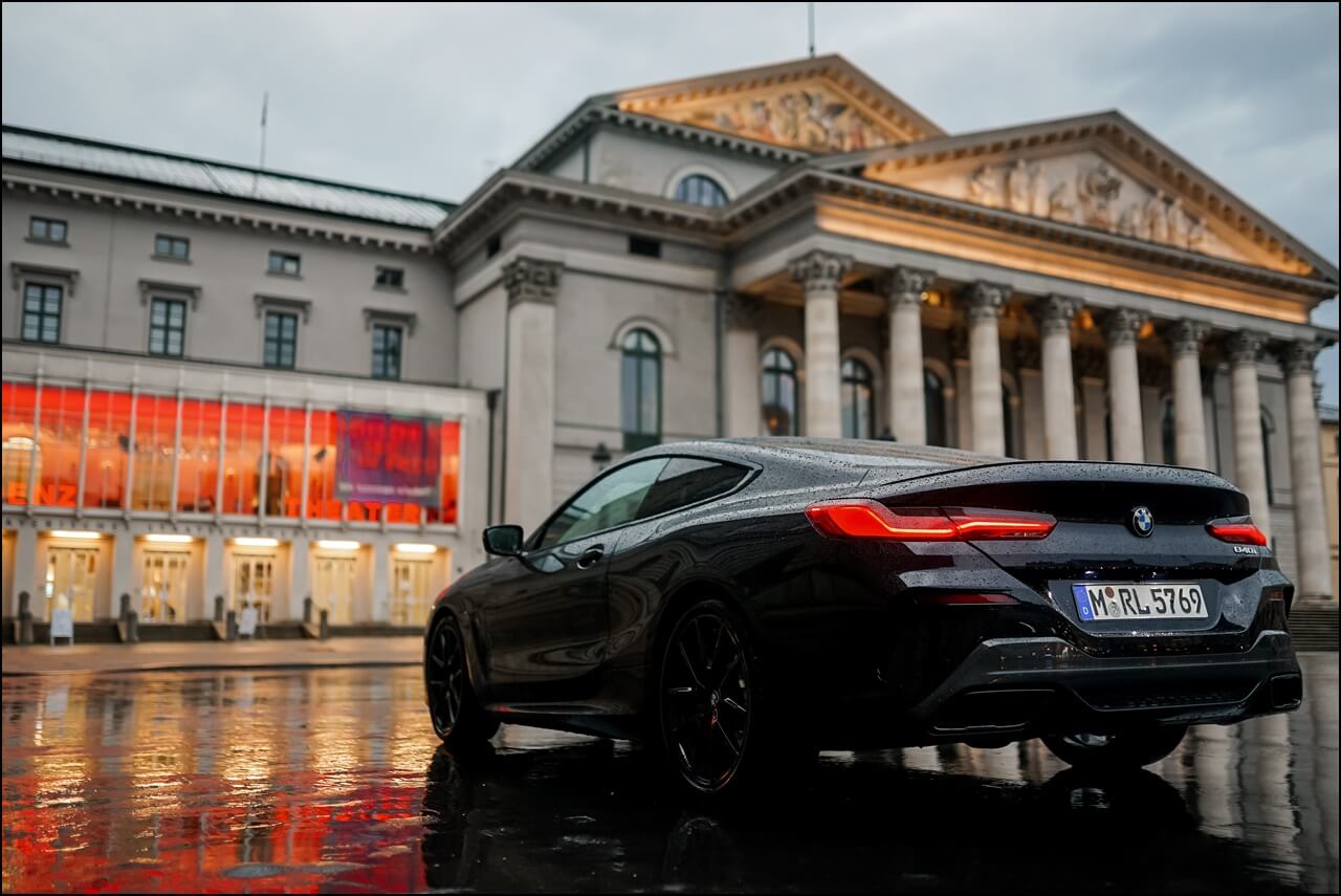 BMW 840i Heckansicht am Opernplatz