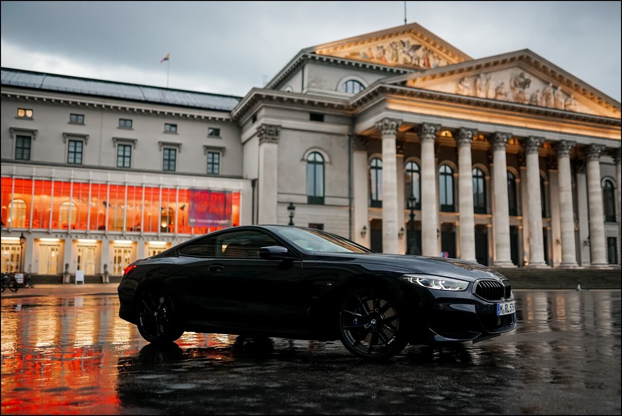 BMW 840i Carbonschwarz Metallic Seitenansicht am Opernplatz in München