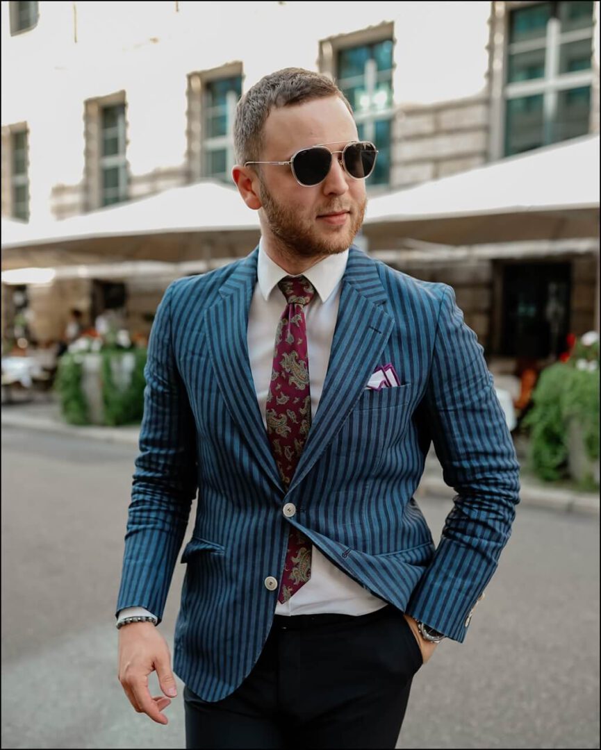 klassischer Stil im Jackett von Hackett London kombiniert mit der CARRERA Sonnenbrille