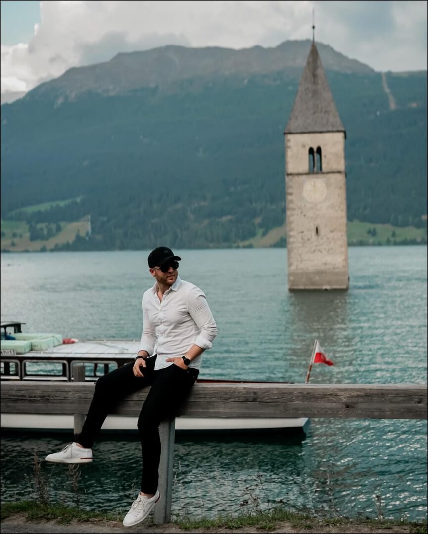 Reschensee in Südtirol mit einem Casual Outfit kombiniert mit der DIOR Forerunner Sonnenrbille