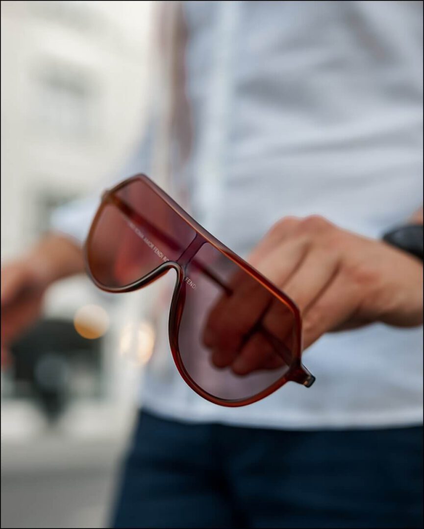 FENDI ROMA Spiegelung in den Gläsern der Sonnenbrille im Herbst Trend 2020 für Herren