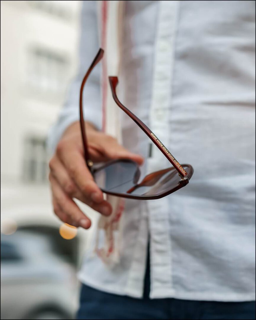 Lifestyle Fendi Modell FF0377S in Rot mit FENDI ROMA Schriftzug im Sonnenbrillen Bügel