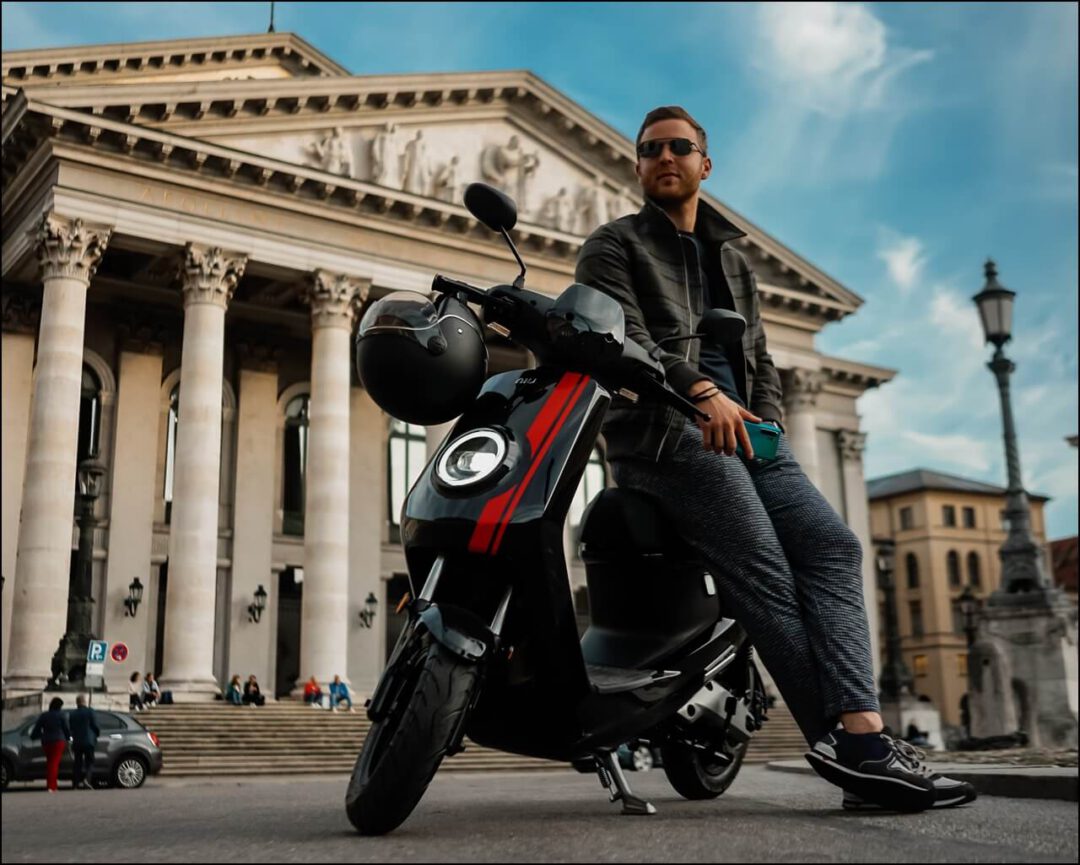 NIU MQi+ Sport Elektroroller in München an der Staatsoper