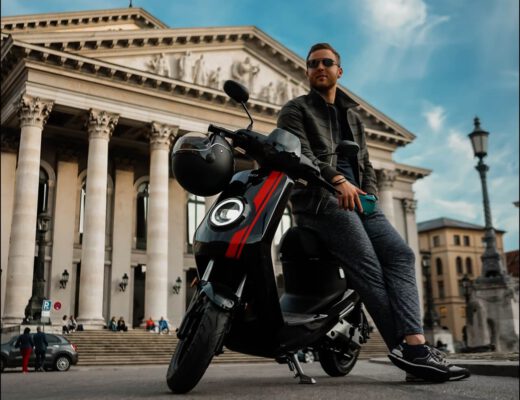 NIU MQi+ Sport Elektroroller in München an der Staatsoper
