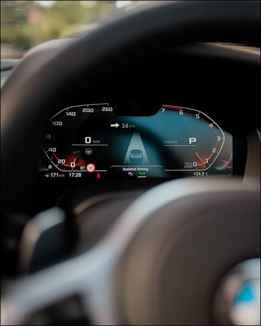 aktivierter Assisted Driving Mode zu erkennen im BMW Live Cockpit Professional