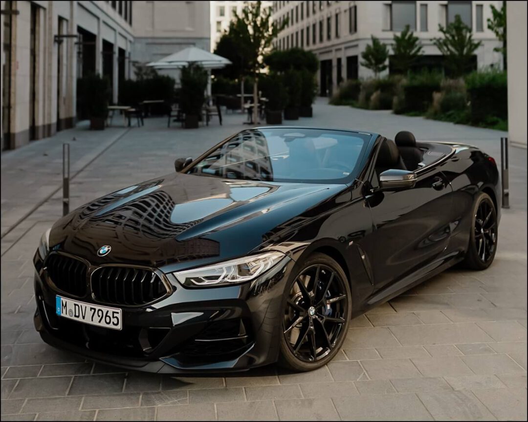 BMW M850i Cabriolet: hier in Carbonschwarz mit M Y Speichenfelgen