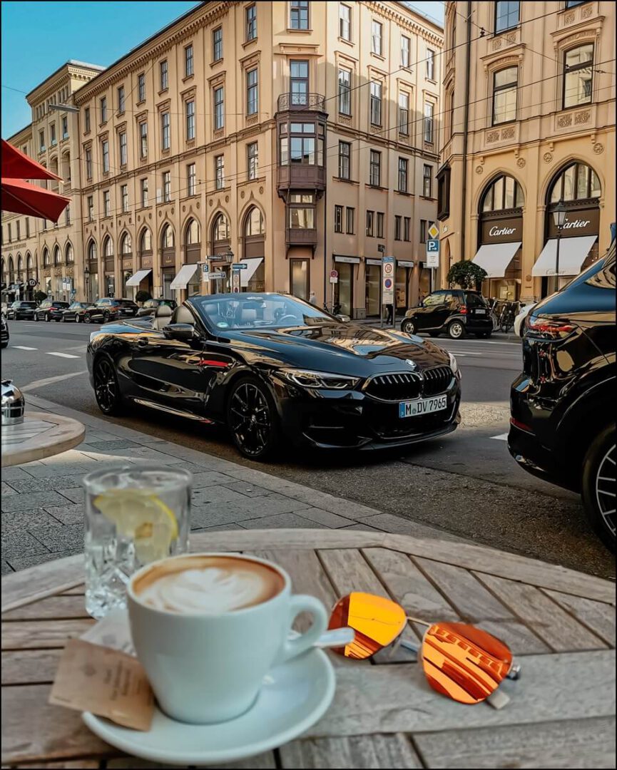 das 8er Cabriolet sorgt für viel Blickfang auf der Maximilianstraße in München