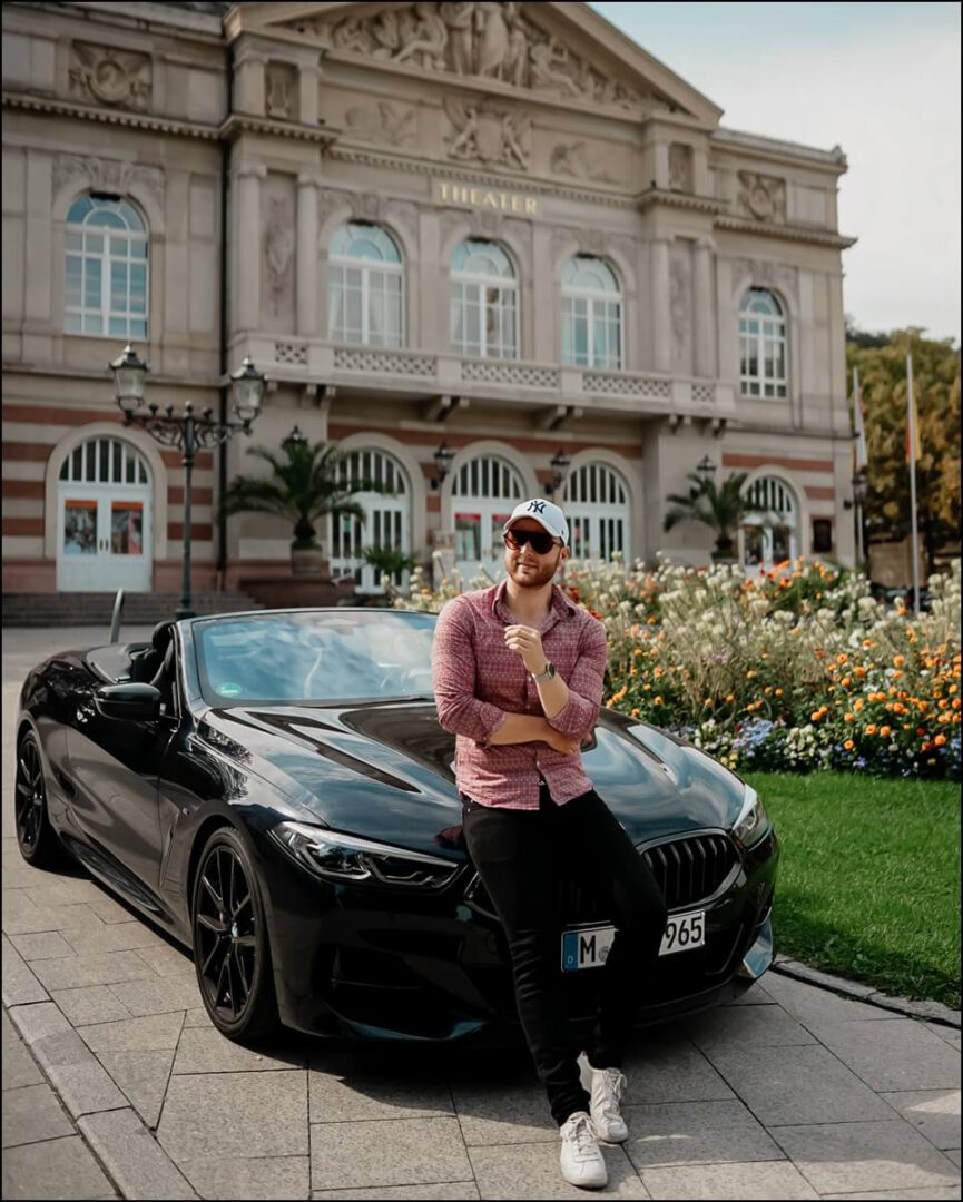 BMW M850i Cabriolet Frontansicht in Carbonschwarz am Theater in Baden-Baden