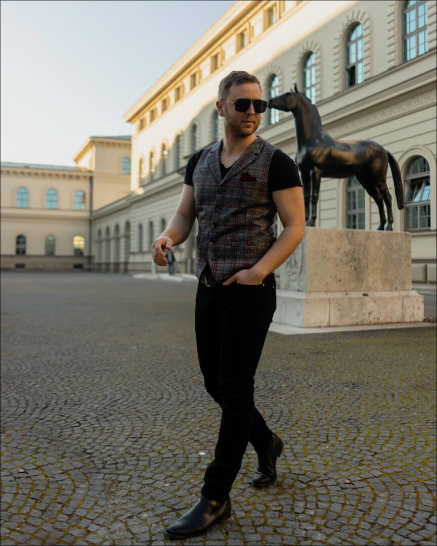 Carrera Sonnenbrille und Outfit All Black mit einer Weste