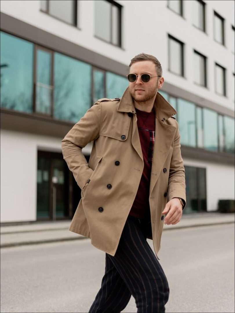 David Beckham Sonnenbrille kombiniert mit einem Trenchcoat