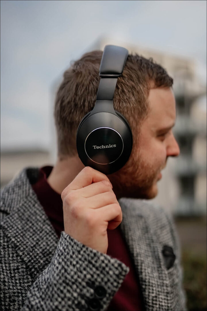 Seitenansicht der Over-Ear Hybrid Noise Cancelling Technics F70N Kopfhörer