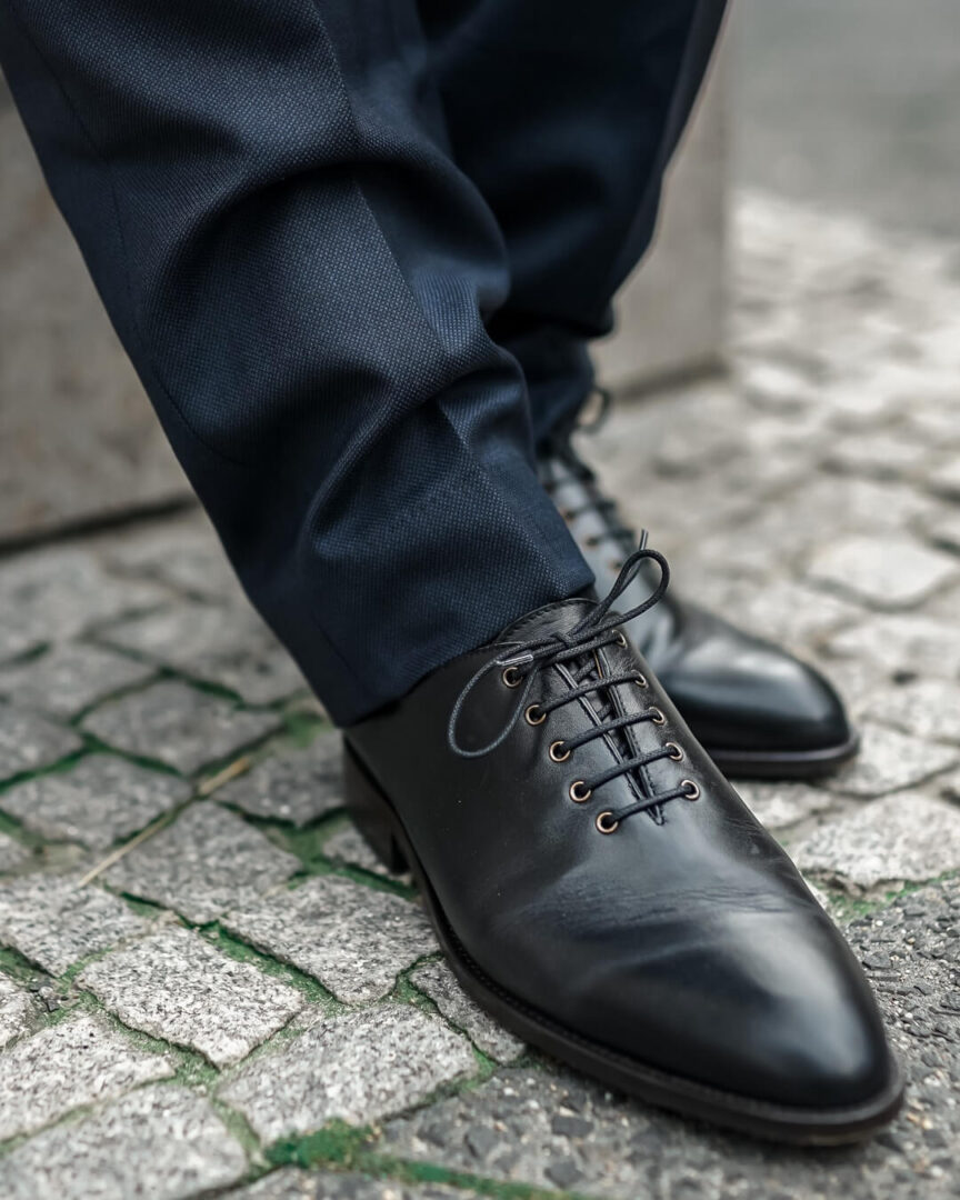 schwarze Schnürschuhe im Wholecut Design mit Ösen aus Vintage Messing sorgen für einen edlen Look